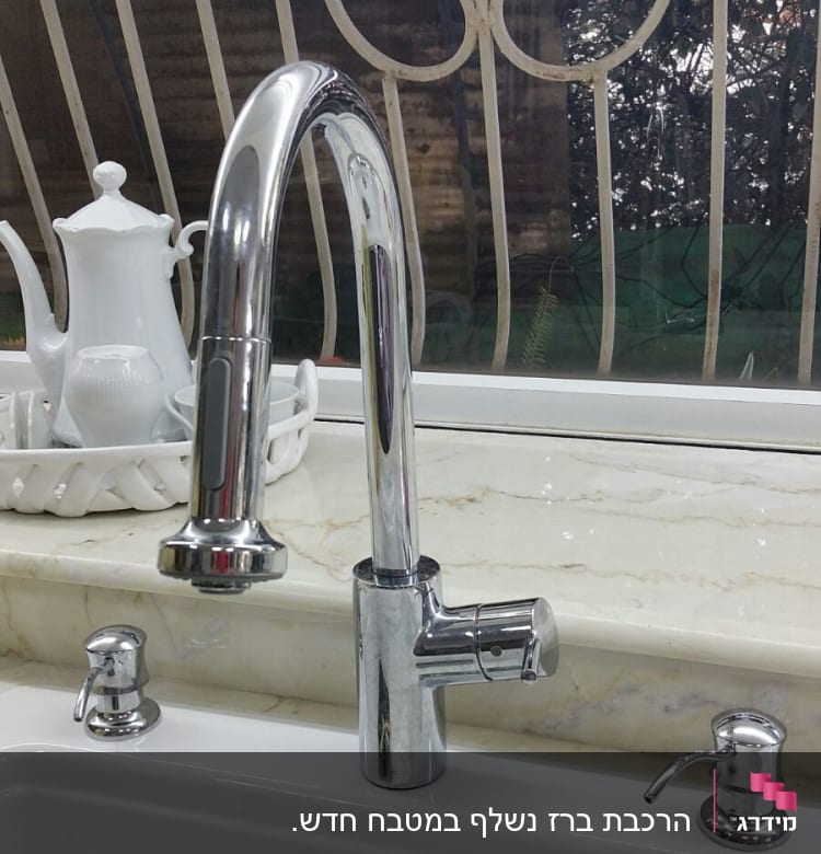 ברז נירוסטה בכיור מטבח עם ידית סבון